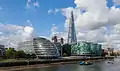 L'hôtel de ville de Londres et More London au premier plan, avec The Shard à l'arrière.