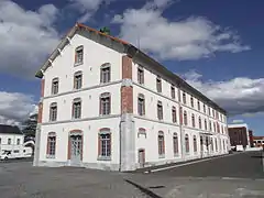 Bâtiment 103 devenu archives municipales.