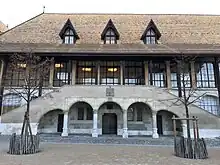 Façade du bâtiment central.