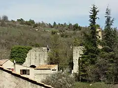 Vestiges des bâtiments de la mine.
