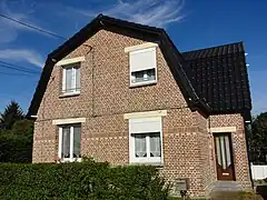 Des habitations groupées par deux.