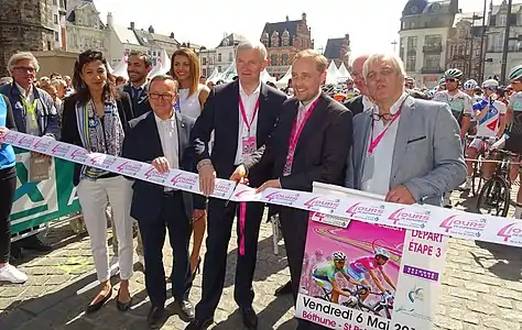 Olivier Gacquerre coupant le ruban peu avant le départ de la 3e étape des Quatre Jours de Dunkerque 2016 à Béthune.