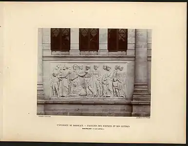 Les Lettres (vers 1886), bas-relief, Bordeaux, façade du musée d'Aquitaine (anciennement université de Bordeaux, faculté des sciences et des lettres). Photographie d'Alphonse Terpereau.