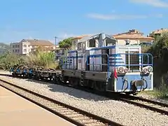 La BB no&nbsp;406 ex-Speno en tête d'un train de travaux en Gare de L'Île-Rousse le 31 juillet 2015.