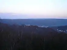 Photographie soleil couchant d'un paysage de pics rocheux dominant la Meuse