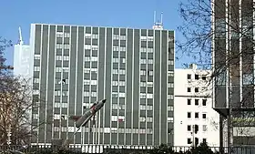 Vue des immeubles de la BA117, avec un Mirage IIIE en premier plan.