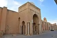 Photographie du porche de Bab Lalla Rihana, l'entrée la plus remarquable et la plus imposante de la mosquée, datant de la fin du XIIIe siècle.