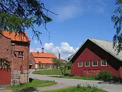 Dépendances du manoir de Backas : à gauche l'extrémité est de la porcherie, au milieu la grange et à droite l'aire de battage.