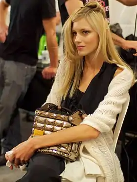 Anja Rubik chez Elie Saab en octobre 2010.