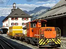 RhB Tm 2/2 111 avec conteneur de courrier chargé au hangar à marchandises en 2018.