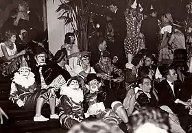 Le Bal du rat mort. (Archief De Plate-Oostende) « C'est la nuit dans laquelle les fous sont rois, les imbéciles heureux et les cocus amoureux… ». Éd. Glénat 1986, p.&nbsp;5.