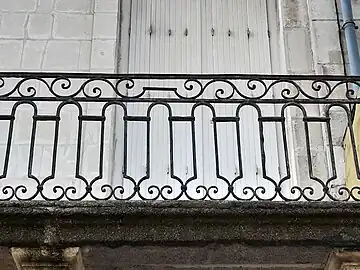 Balcon forgé à forme phallique au 68 quai de la Fosse. L'hypothèse selon laquelle cela signale la présence d'anciens lupanars n'est pas attestée.