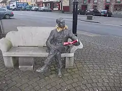 Statue en bronze de Percy French dans le square.