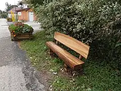 Bancs au hameau Saint-Georges.