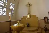 Chapelle du Sacré-Cœur avec les fonts baptismaux.