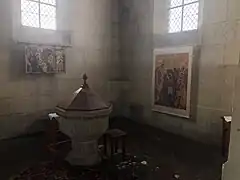 Vue du baptistère et de la tapisserie des moniales de Bethléem.