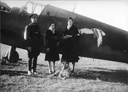B. Barbier devant son Curtiss en compagnie des deux marraines de l'escadrille SPA 153.