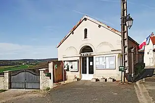 Mairie devant la vallée de la Tille et le village du Meix.