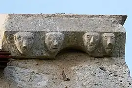 Modillons sculptés de grotesques, XIIIe&nbsp;siècle.