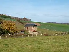 Vieille grange dans les champs, à Barques
