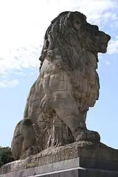 Le lion du Barrage de la Gileppe, allégorie de la Belgique, fixe la frontière prussienne distante à l'époque d'environ 5 kilomètres