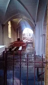 L'unique bas-côté de l'église Saint-Laurent.