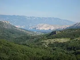 Vue de la ville, de loin, avec la mer en arrière-plan