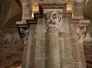 Pile du narthex (XIIe&nbsp;siècle) de la basilique de Vézelay avec quatre colonnes engagées. Le chapiteau de celle-ci montre Samson terrassant le lion.