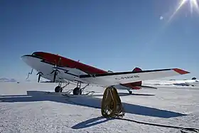 BT-67 de Kenn Borek Air&nbsp;(en) à Williams Field, Antarctique.