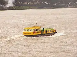 Un bateau-bus naviguant sur la lagune Ébrié.