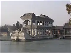 Le bateau de marbre entouré par la glace en hiver.