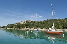 Le village de Sainte-Croix-du-Verdon depuis le lac.