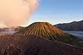 Vue du Gunung Batok (id) depuis le volcan Bromo, dans la caldeira Tengger.