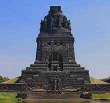 Le monument noir, d'une hauteur 91 m et fait de brique, a une forme vaguement pyramidale. Son sommet est cylindrique, tout autour se tient des soldats regardant à l'horizon.