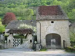 Panachage entre la lauze calcaire et la tuile creuse mécanique sur une toiture.