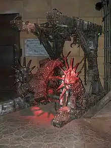 Accessoire de cinéma, un appareil de torture en bois.