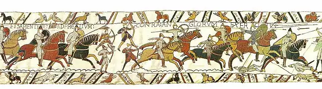 groupe de cavaliers armés qui chevauchent en ligne