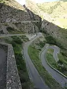 Lacets de la RD 1 franchissant une clue (lieu-dit les Tourniquets).