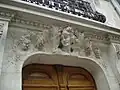 Immeuble au no&nbsp;78 : porte d'entrée avec haut-relief.