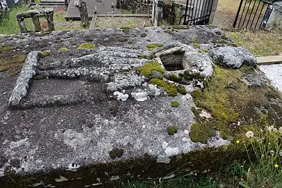 Tombeau du chevalier du XVe&nbsp;siècle dans le cimetière communal sur lequel la croix était posée.