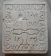 Photographie en couleurs d'une dalle funéraire en pierre portant une inscription et une date, 5 juin 1556.