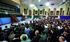 Le Guide suprême tient généralement des audiences publiques dans la maison du Parlement, dans la hosseiniyeh dédiée à l'imam Khomeini(en) « Supreme Leader receives people at Imam Khomeini Mosque » [archive du 22 août 2016], Islamic Republic News Agency (IRNA), 9 septembre 2015 (consulté le 28 mars 2016)