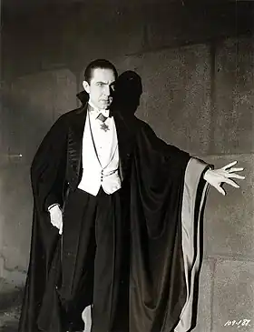 Bela Lugosi jouant Dracula en 1931 : son habillement évoque la mise des aristocrates austro-hongrois du XIXe siècle.