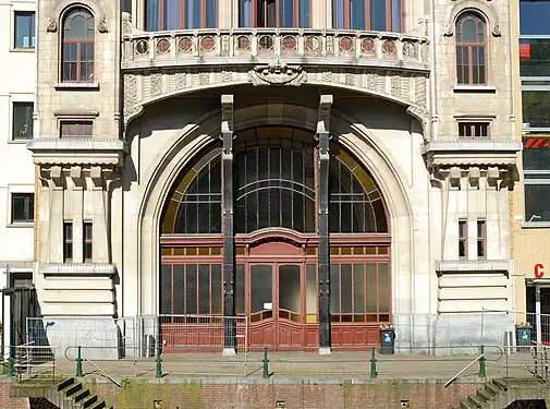 Baie cintrée de la façade arrière.