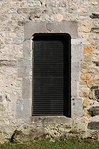 Porte piétonne condamnée.