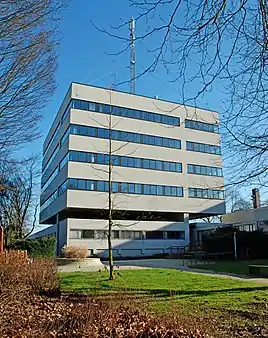 La tour vue de l'ouest.