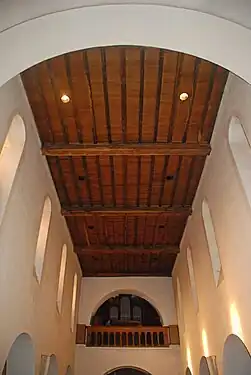 Le plafond en bois.