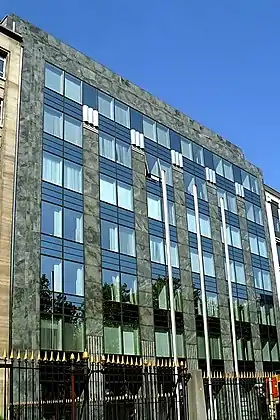 Pilastres et chapiteaux postmodernes.