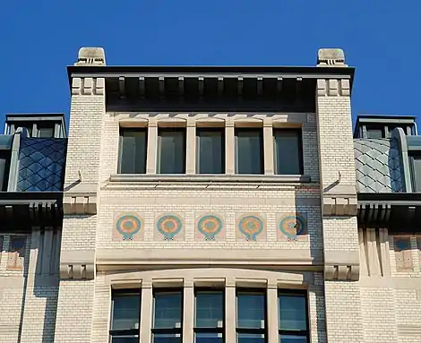 La lucarne passante et sa frise de mosaïque.