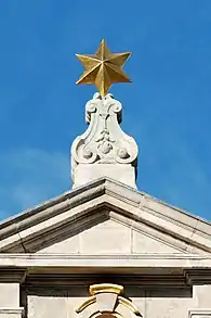 L'étoile au sommet du pignon.